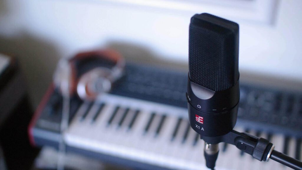 SE ELECTRONICS X1 A – affordable condenser microphone for vocals and home recording.